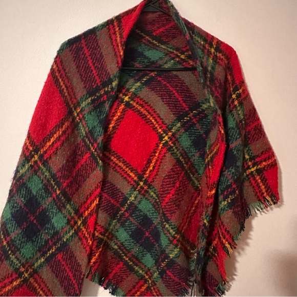 Vince Camuto‎ Red and Green Plaid shawl scarf - Picture 4 of 7